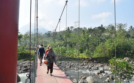 Perempuan Pun Angkat Pasir, Bantu Satgas TMMD Banjarnegara