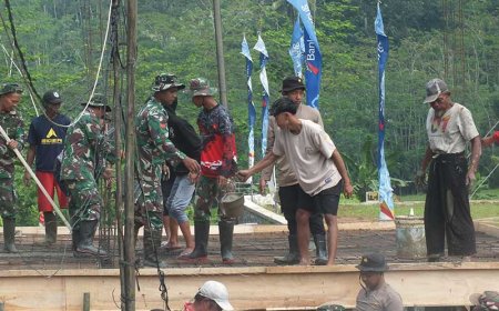 Satgas  TMMD Reg 120 dan Warga Sijenggung Gotong Royong Bangun Pos Kamling