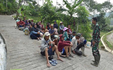 Dedikasi Tanpa Batas Serka Zeni dari Satgas TMMD Reguler ke-120 Berikan Motivasi dan Inspirasi bagi Warga Sijenggung