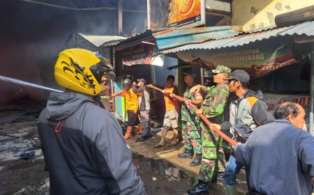 Pasar Terbakar  Koramil 04 Karangkobar Terjunkan Personil Babinsa Padamkan Api