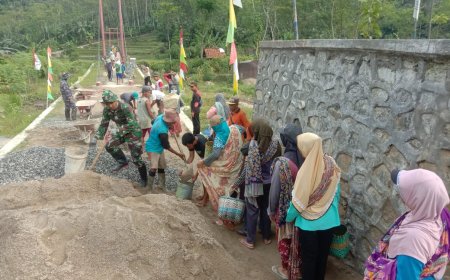 Warga Sijenggung Antusias Antri Bawa Material untuk TMMD Reguler ke-120