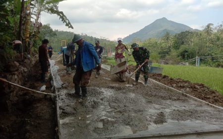 Pengecoran Jalan TMMD Reguler ke-120 di Sijenggung Dikebut Satgas dan Warga Kejar Target