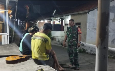 Wujudkan Situasi Aman, Babinsa Koramil Lebaksiu Laksanakan Patroli Dan Komsos Malam