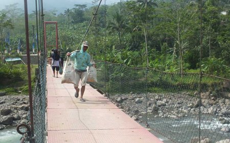 Sarno Memikul Split Demi BangunSijenggung