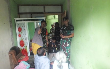 Sekretaris Itdam Kunjungi Ibu Sarinah yang Rumahnya Sedang Direhabilitasi di Desa Sijenggung