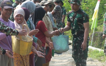 Satgas TMMD Dan Warga Desa Sijenggung Gotong Royong Langsir Pasir