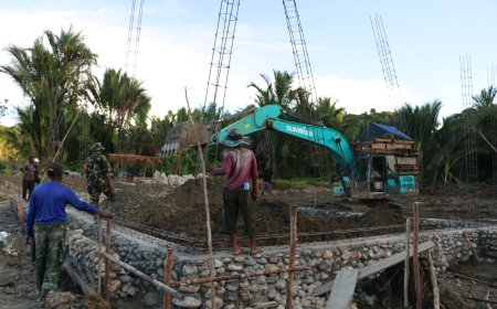 Kerja Keras Tim Satgas TMMD Kodim Jayapura Gotong Royong Bangun Gedung Gereja