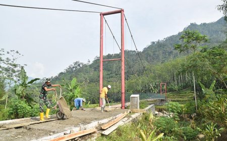 Sertu Joni dan Warga Bersama Membangun Desa Sijenggung