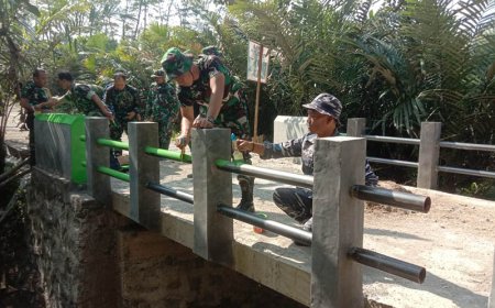 Jembatan Desa Sijenggung Di Cat oleh Program TMMD Reguler ke-120