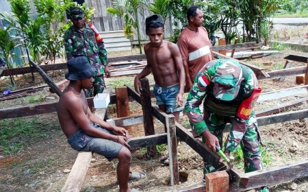 Wujud bakti TNI Babinsa Koramil Web Bantu Pembuatan Rumah Warga Masyarakat Binaan