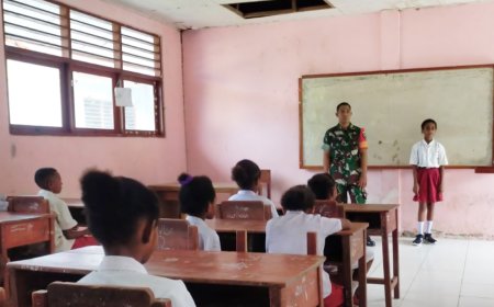 Babinsa Kemtuk Gresi Menerangi Siswa SD YPK Dengan Materi Wawasan Kebangsaan