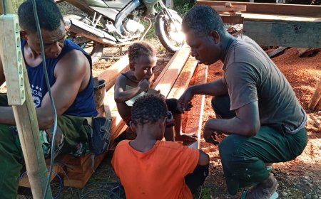 Kedekatan Satgas TMMD Kodim Jayapura  Anak-Anak  Di Ajarkan Cara Makan Yang Baik Dan Benar