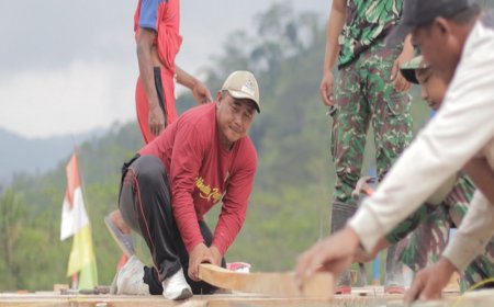 Kades Sijenggung Suyono Bersama Satgas TMMD di Pos Kamling