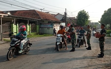 Jumat Berkah, Anggota Koramil Pangkah Bagikan Nasi Ponggol
