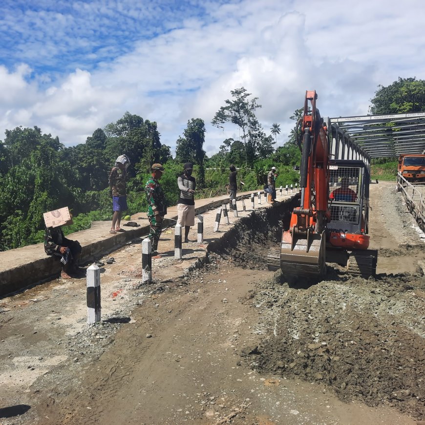 Peduli Keselamatan Pengguna Jalan Danramil Waris Bekerja Sama PT Imbi Perbaikan Jalan