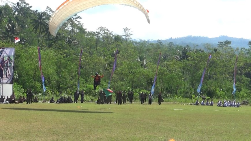 Atraksi Paralayang Meriahkan Pembukaan TMMD Reguler ke-120 di Desa Sijenggung