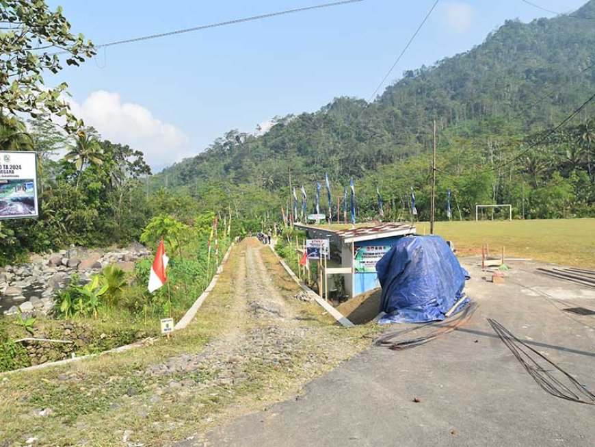 Pencanangan Titik Nol Pengecoran Jalan di Desa Sijenggung TMMD 120