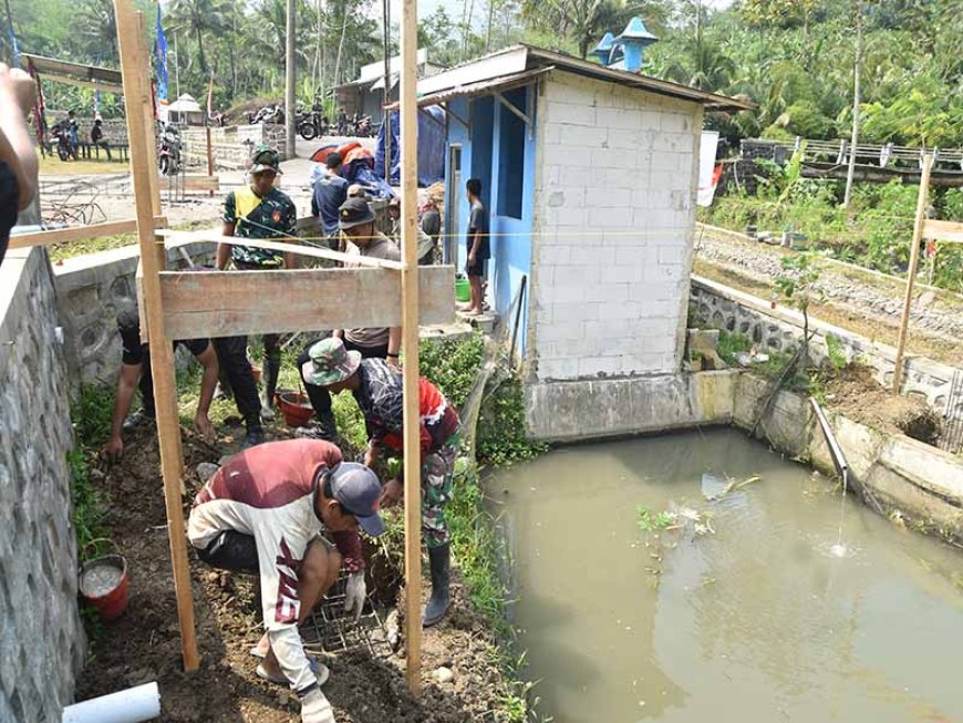 TMMD Reguler ke-120 Pengecoran Pos Kamling di Desa Sijenggung