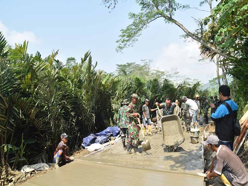 Pencapaian 30 Persen Pengecoran Jalan Satgas TMMD di Desa Sijenggung