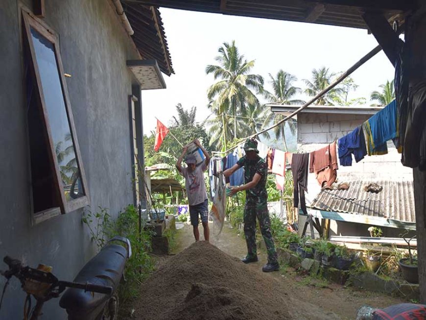 TNI dan Warga Desa Sijenggung Bersatu dalam Pembangunan RTLH