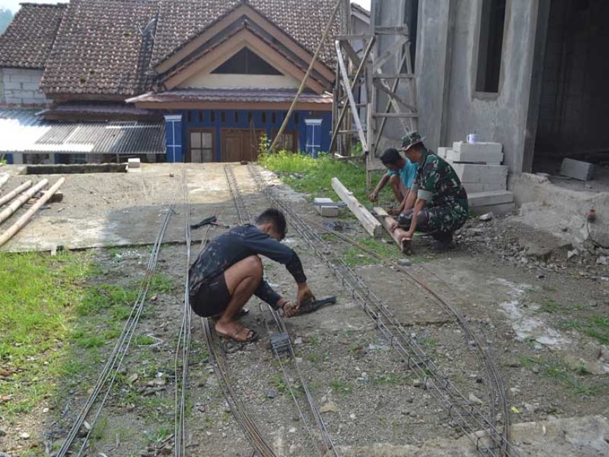 TNI dan Warga Desa Sijenggung Lakukan Bikisting untuk Pembangunan
