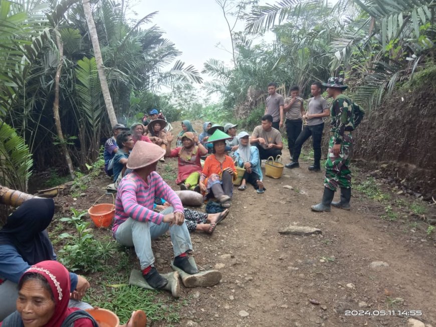 Antusiasme Ibu-Ibu Desa Sijenggung dalam Proyek Pengecoran Jalan TMMD Reguler ke-120
