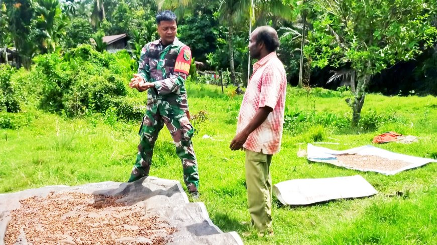 Babinsa Kemtuk Gresi Jalin Komunikasi Sosial Dengan Petani Kopi