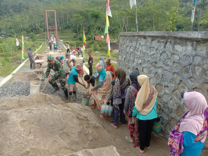 Warga Sijenggung Antusias Isi Material Pasir untuk TMMD Reguler ke-120