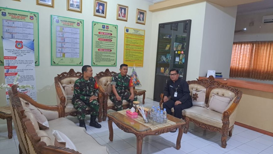 Babinsa Koramil Tegal Selatan Komsos Dengan Kepala Sekolah SMP N 7 Randugunting