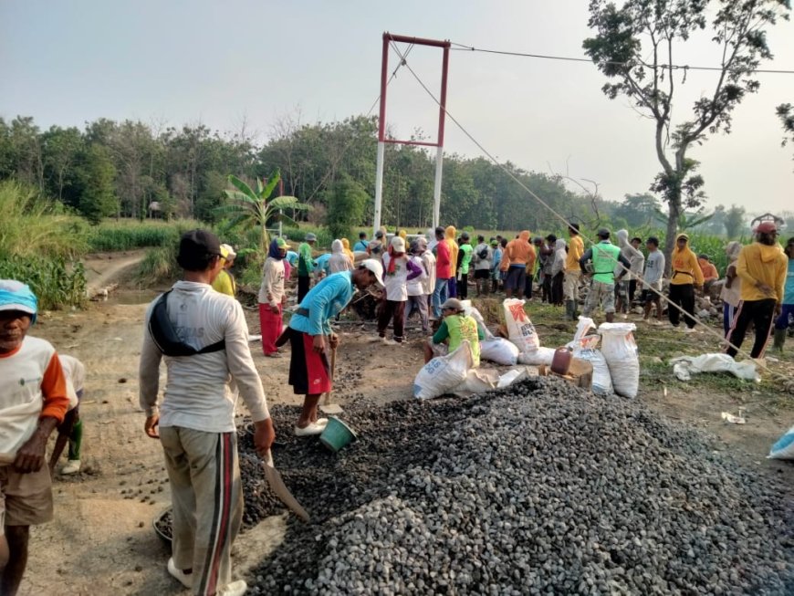 Satu Tiang Jembatan Gantung Di Dukuh Karangsari Sudah Berdiri