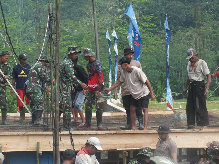 Satgas  TMMD Reg 120 dan Warga Sijenggung Gotong Royong Bangun Pos Kamling