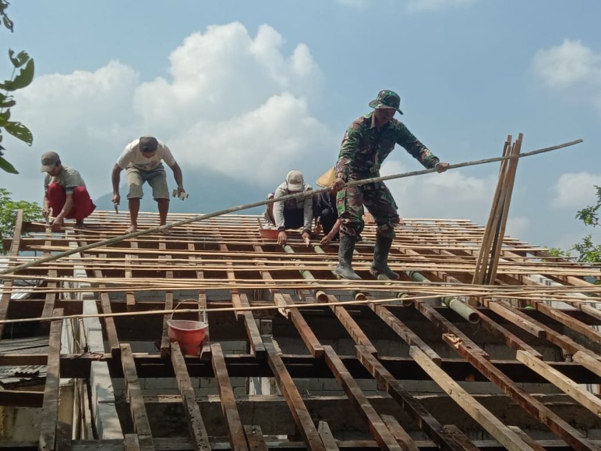 Sertu Sohirin dan Warga Sijenggung Pasang Reng untuk RTLH Mbah Sutono