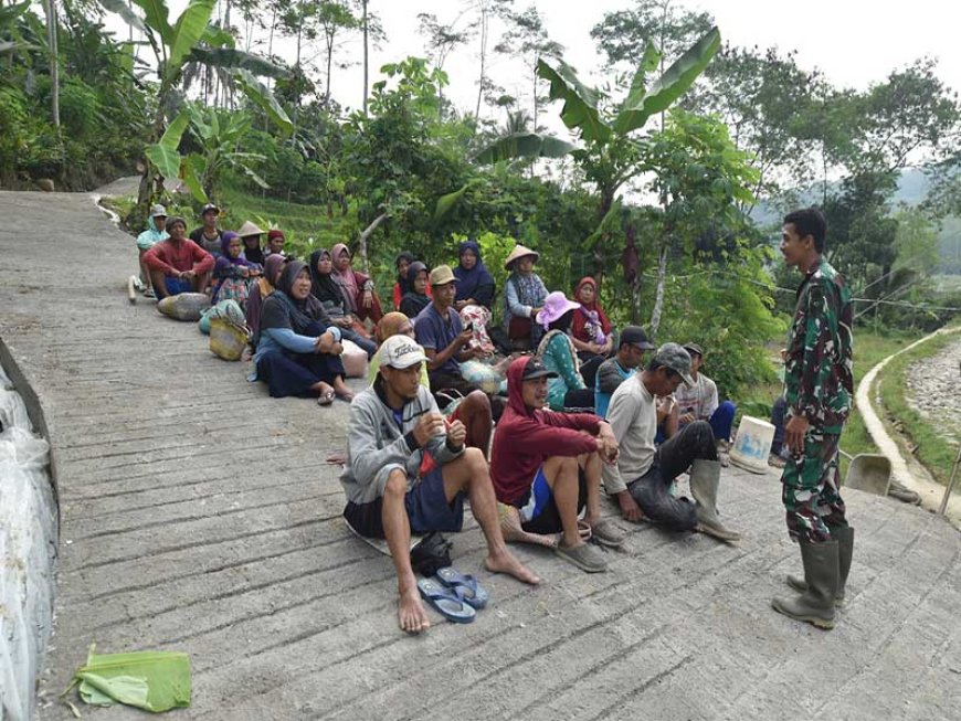 Dedikasi Tanpa Batas Serka Zeni dari Satgas TMMD Reguler ke-120 Berikan Motivasi dan Inspirasi bagi Warga Sijenggung