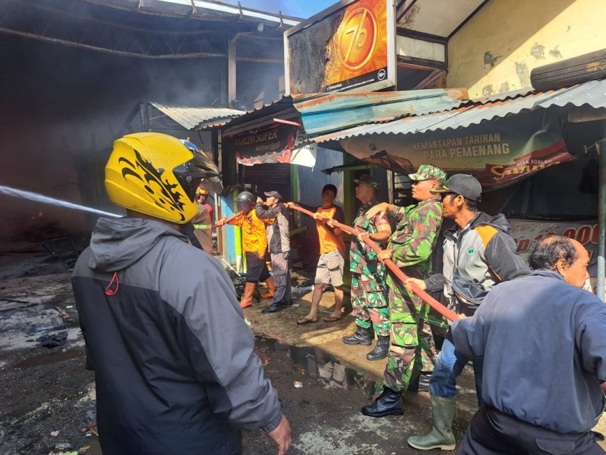 Pasar Terbakar  Koramil 04 Karangkobar Terjunkan Personil Babinsa Padamkan Api