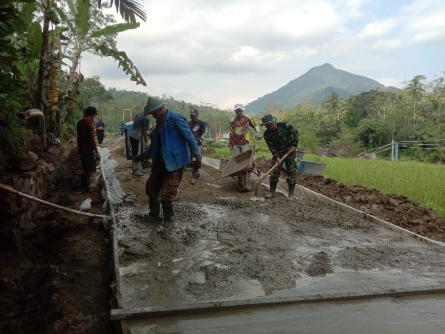 Pengecoran Jalan TMMD Reguler ke-120 di Sijenggung Dikebut Satgas dan Warga Kejar Target