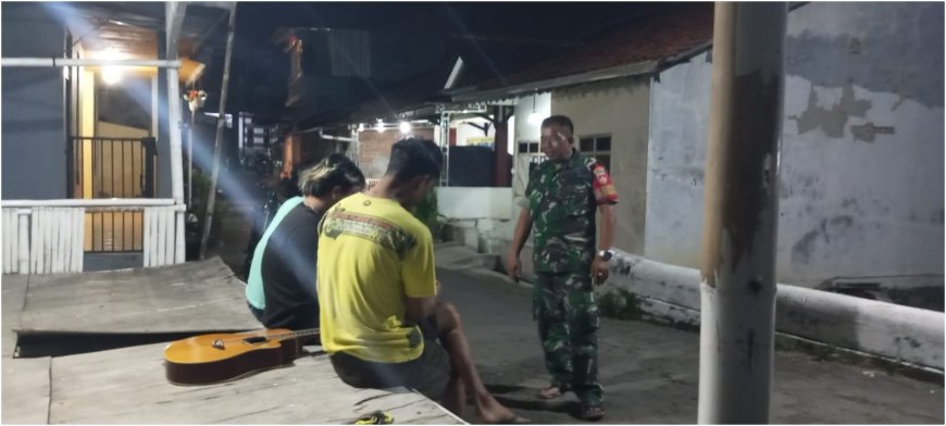 Wujudkan Situasi Aman, Babinsa Koramil Lebaksiu Laksanakan Patroli Dan Komsos Malam