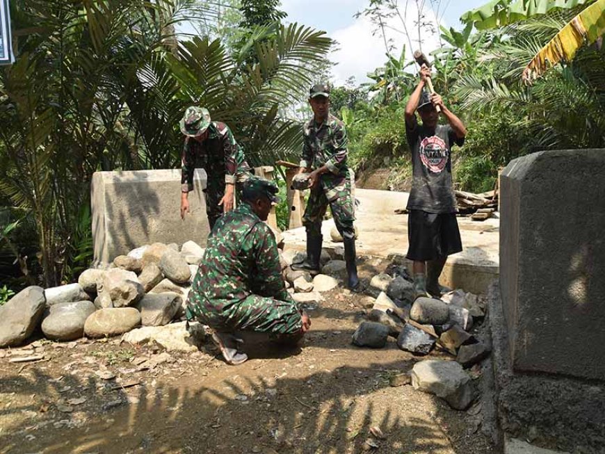Misno Bantu Satgas TMMD Reguler ke-120 di Sijenggung