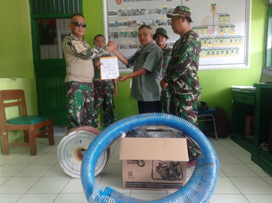 Danramil Pangkah Serahkan Bantuan Pompa Air Kepada Anggota Kelompok Tani