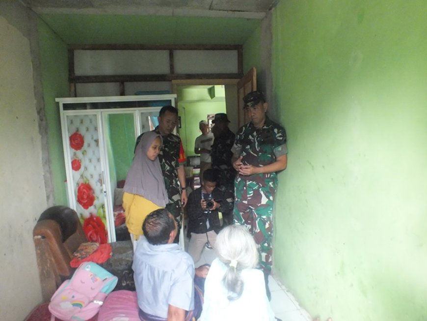 Sekretaris Itdam Kunjungi Ibu Sarinah yang Rumahnya Sedang Direhabilitasi di Desa Sijenggung