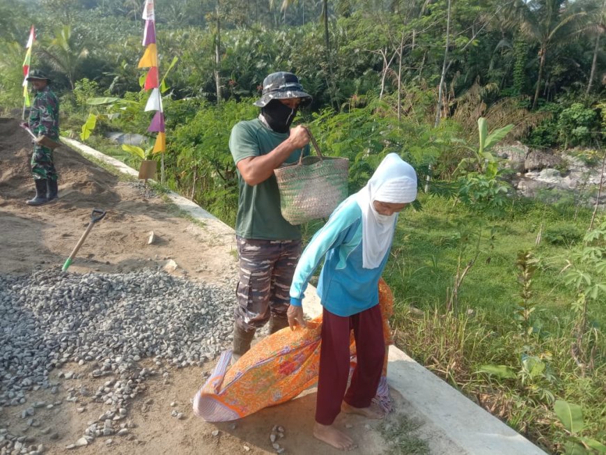 Mbah Maryati (60) Gendong Pasir Demi Bangun Desa Sijenggung