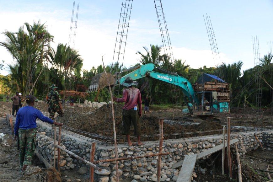 Kerja Keras Tim Satgas TMMD Kodim Jayapura Gotong Royong Bangun Gedung Gereja