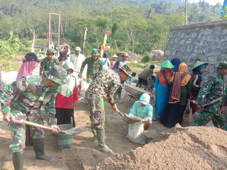 Warga dan Satgas TMMD Reguler ke-120 Tetap Semangat Kerja Bakti di Hari ke-20