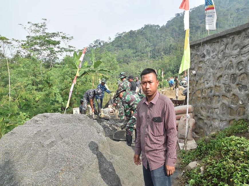 Kadus Amin Setianto Semangati Warga di TMMD Reguler ke-120