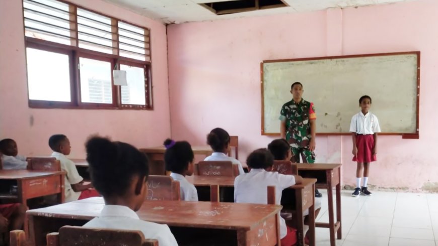 Babinsa Kemtuk Gresi Menerangi Siswa SD YPK Dengan Materi Wawasan Kebangsaan