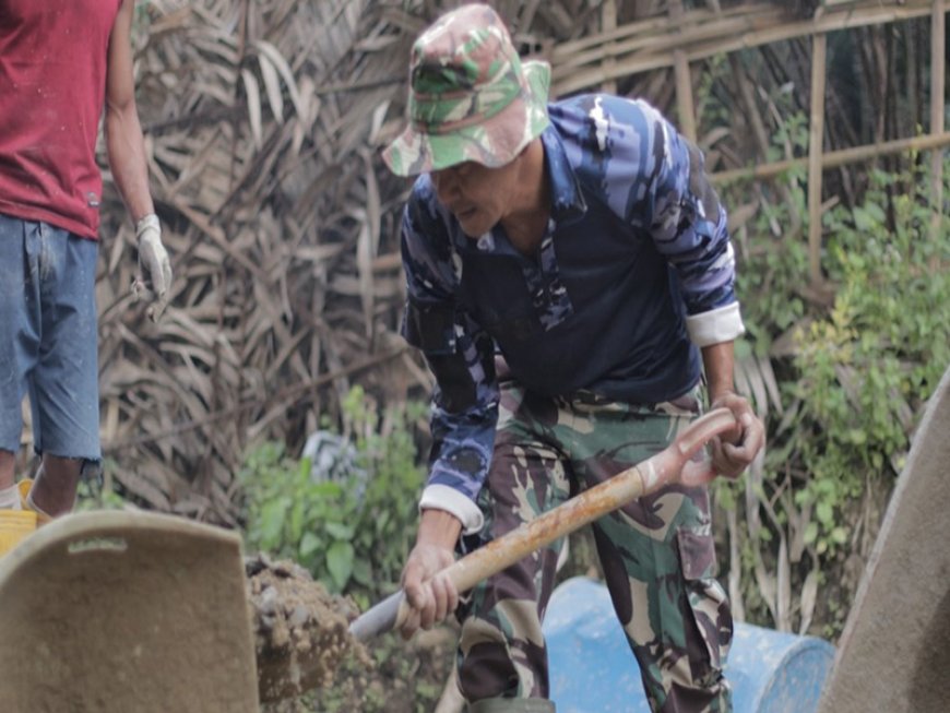 Semangat Sertu Herman Dari Lanal Menyinari TMMD Reguler ke-120 di Banjarnegara