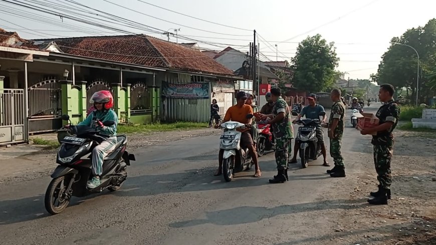 Jumat Berkah, Anggota Koramil Pangkah Bagikan Nasi Ponggol