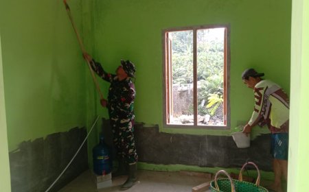 Sinergi TNI dan Warga Desa Sijenggung dalam TMMD ke-120  Mengecat Rumah Bapak Sutono