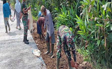Kerja Sama TNI dan Warga Sijenggung Pengurugan Kiri Kanan Rabat Beton untuk Infrastruktur Desa