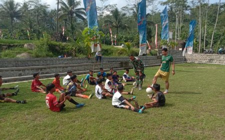 Sertu Joni Di Tengah Kesibukan TMMD Berbagi Kegembiraan Bersama Anak-Anak SSB Windujaya