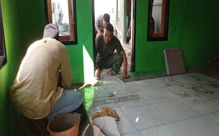 Sinergi Satgas TMMD dan Warga Desa Sijenggung dalam Pemasangan Keramik RTLH